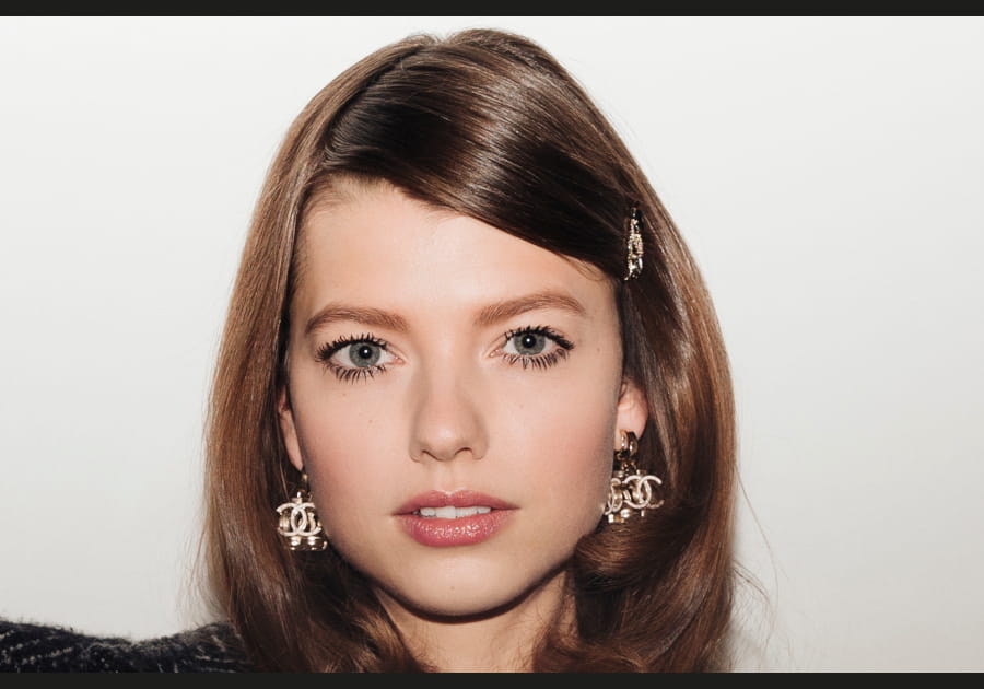 La m&egrave;che sur le c&ocirc;t&eacute; de Chanel