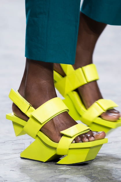 Les sandales compens&eacute;es du d&eacute;fil&eacute; Issey Miyake