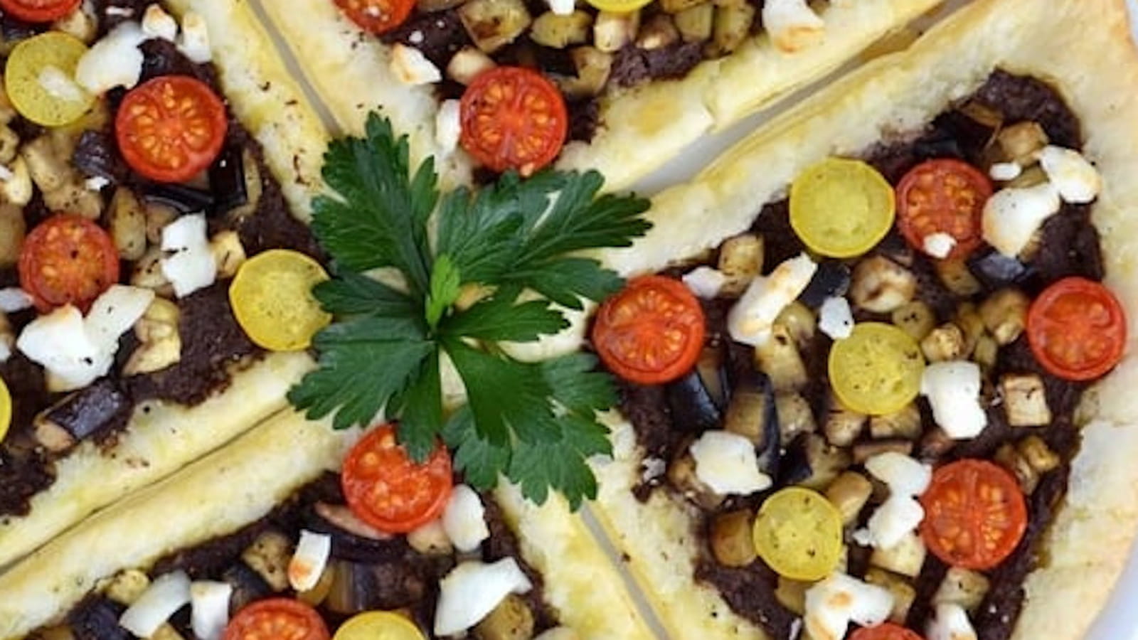 Feuilletés à la tapenade, aubergines grillées, tomates cerise et fromage de chèvre