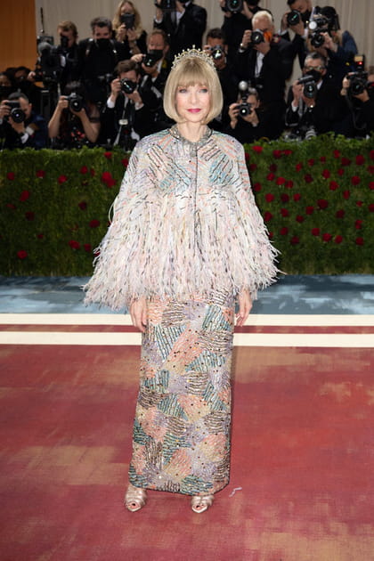 Anna Wintour en robe &agrave; plumes brod&eacute;e et diad&egrave;me