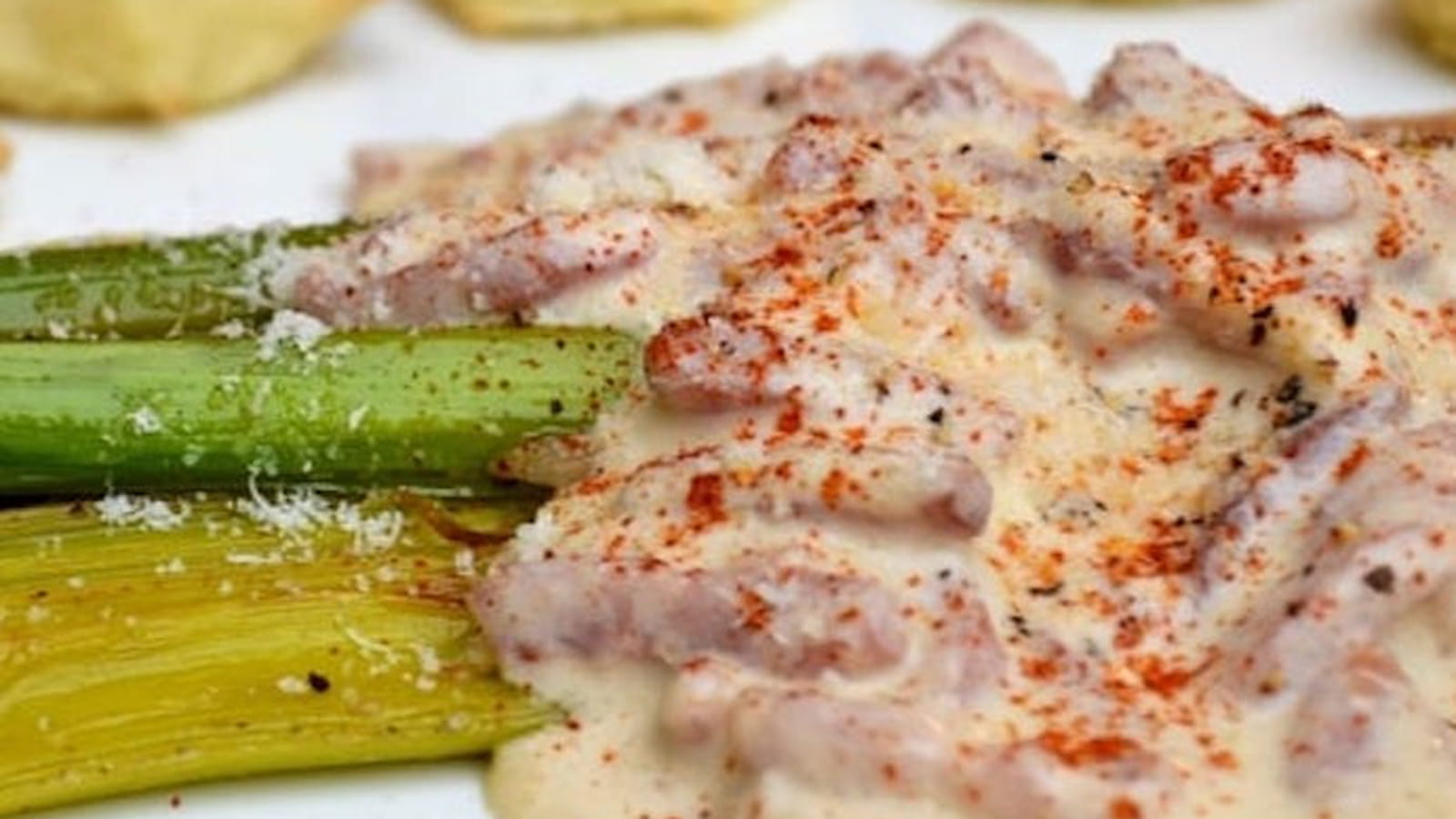 Poireaux braisés, crème aux lardons fumés, paprika et parmesan