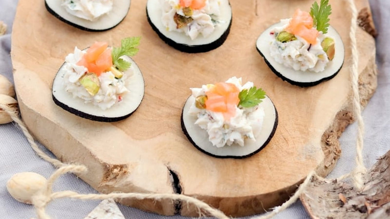 Bouchées apéritives de radis noir à la mousse de chèvre et pistaches Wonderful