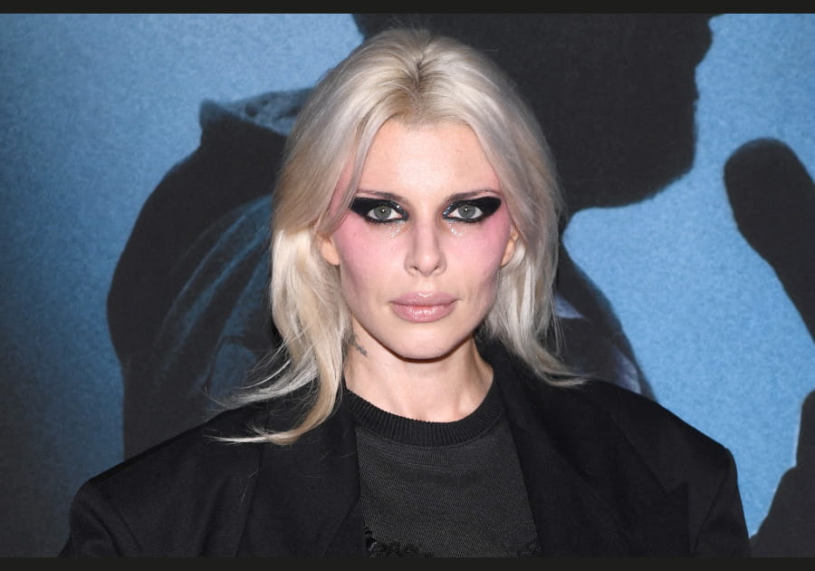 Les cernes paillet&eacute;es de Julia Fox