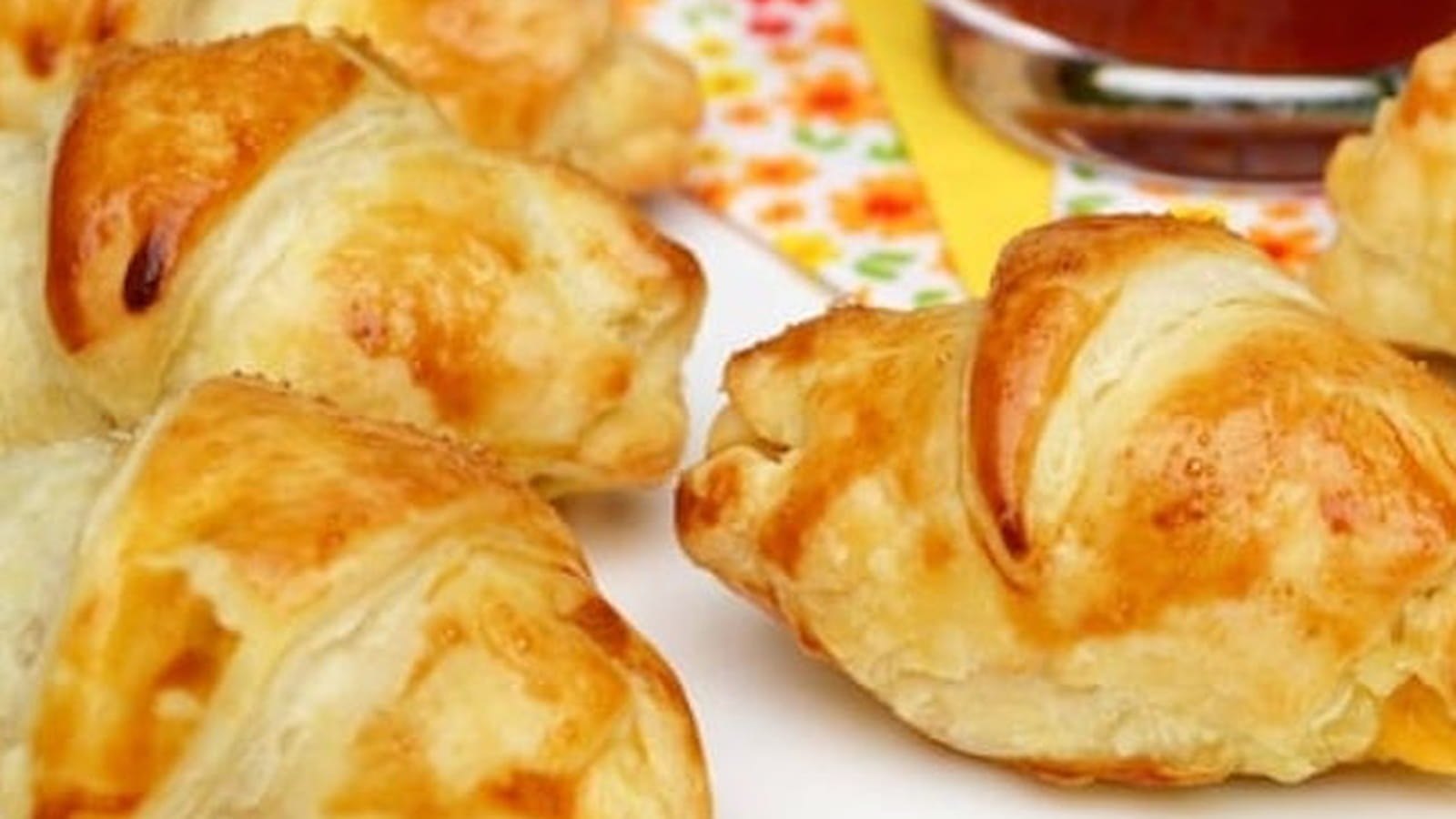Petits croissants apéritifs saucisse et cheddar
