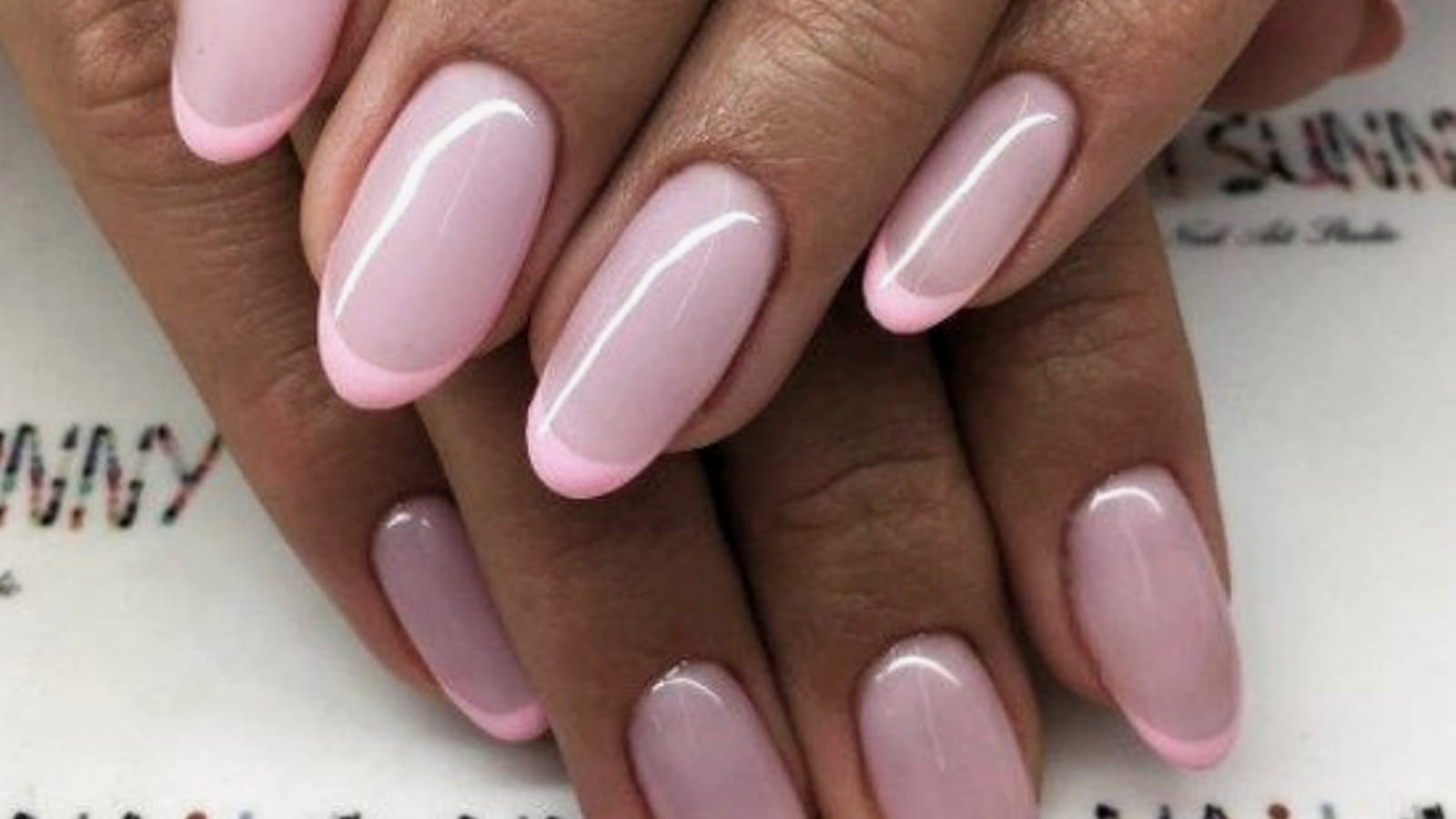 Une french manucure rose