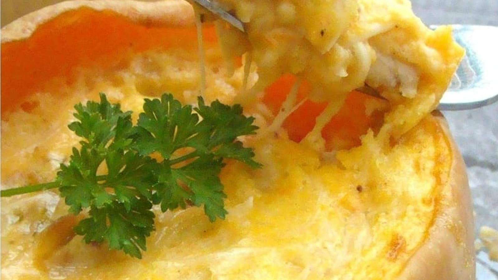 Flan de butternut, poulet, riz, boulgour, quinoa, gratiné au cheddar
