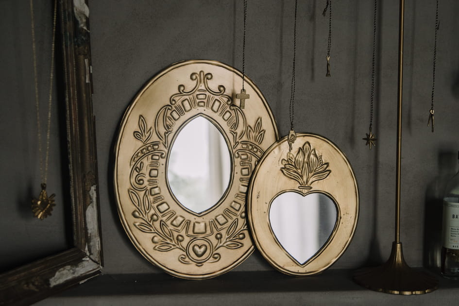 Des miroirs qui ont du c&oelig;ur pour un suppl&eacute;ment d'&acirc;me d&eacute;co