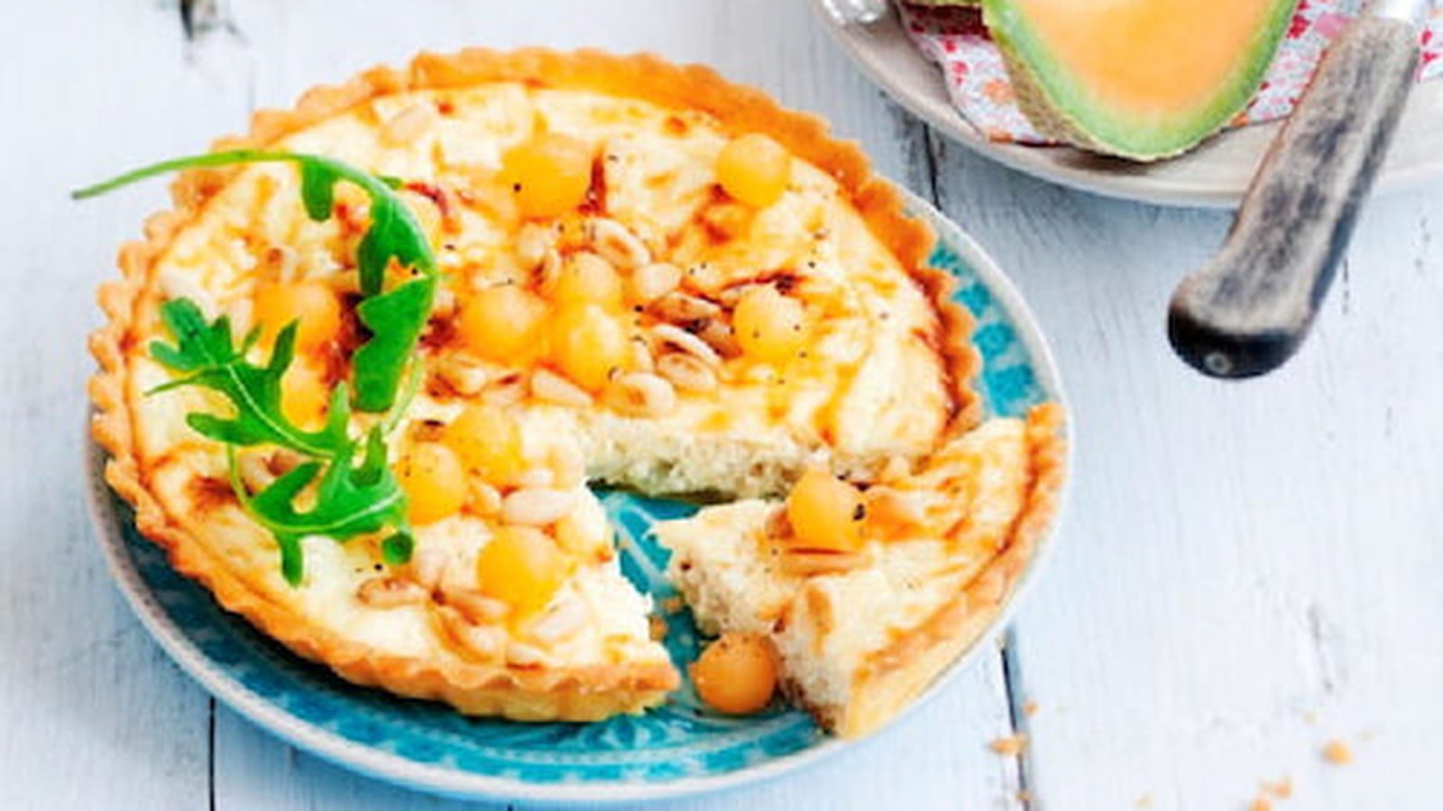 Tarte ricotta-chèvre, billes de melon et pignons de pin