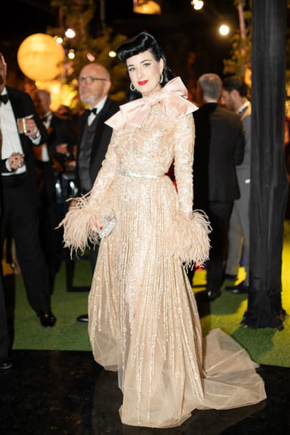 FLOP&nbsp;: Dita Von Teese en robe plumes et noeud
