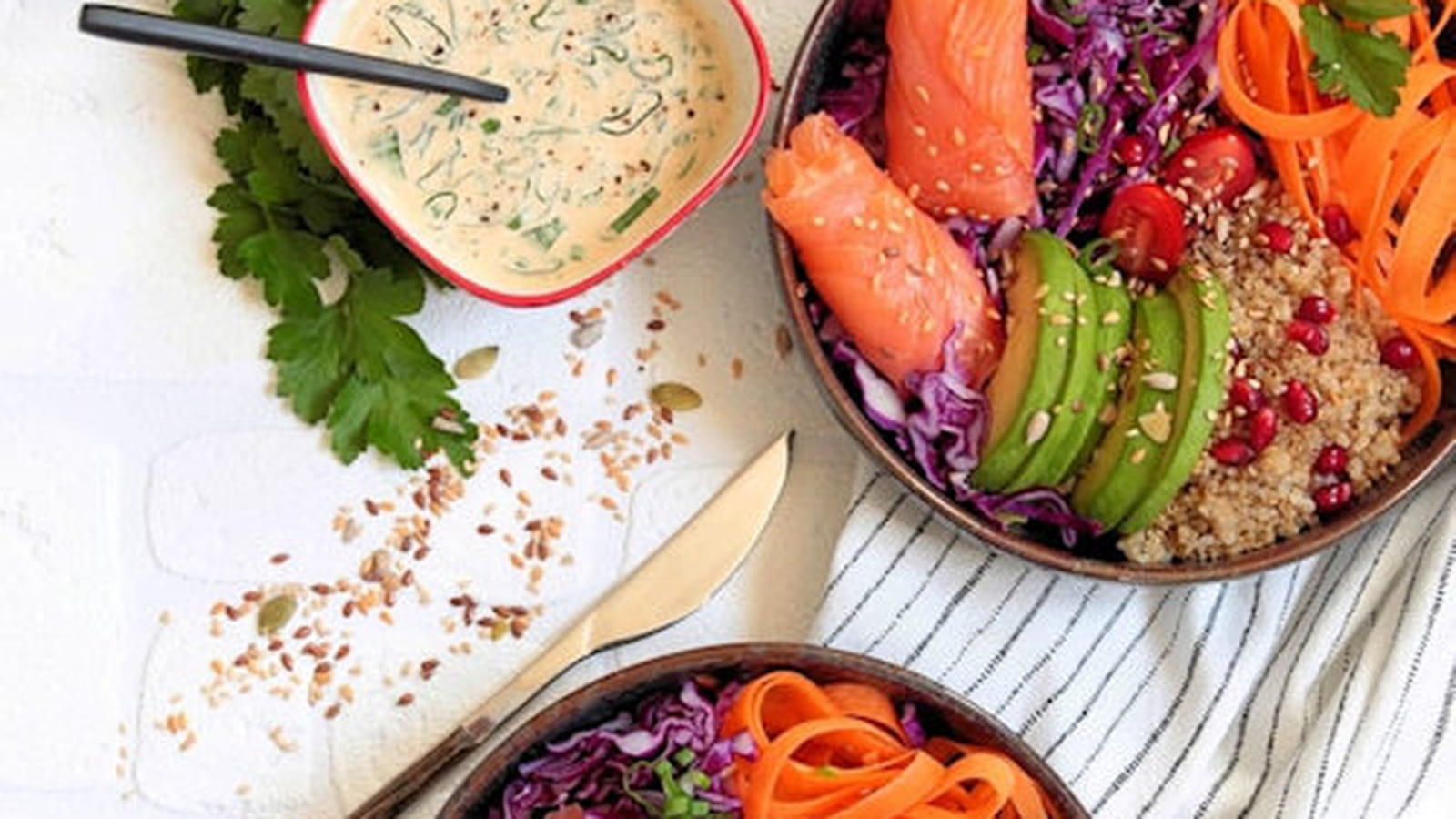 Poke Bowl au saumon fumé, quinoa, grenade, chou rouge et carottes