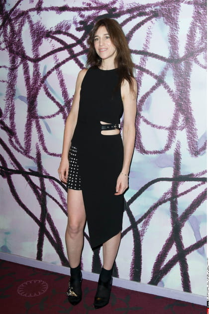 Charlotte Gainsbourg en robe noire asym&eacute;trique et bottines