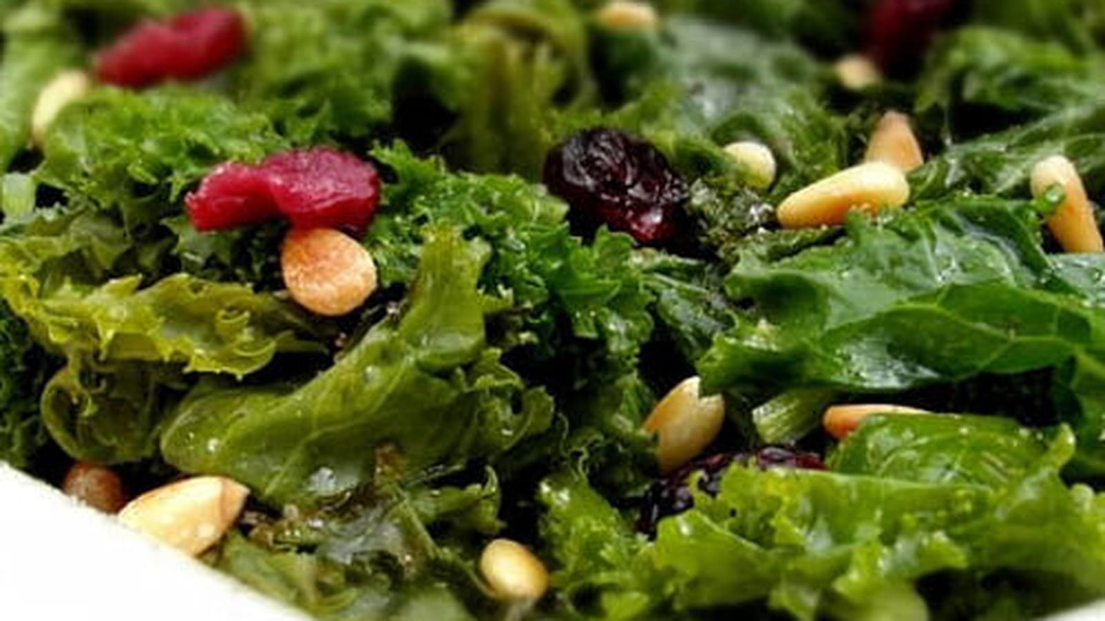 Salade de chou Kale aux cranberries, pignons et vinaigrette à l'érable
