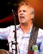 kevin costner jouant lors du cisco ottawa bluesfest en 2010.