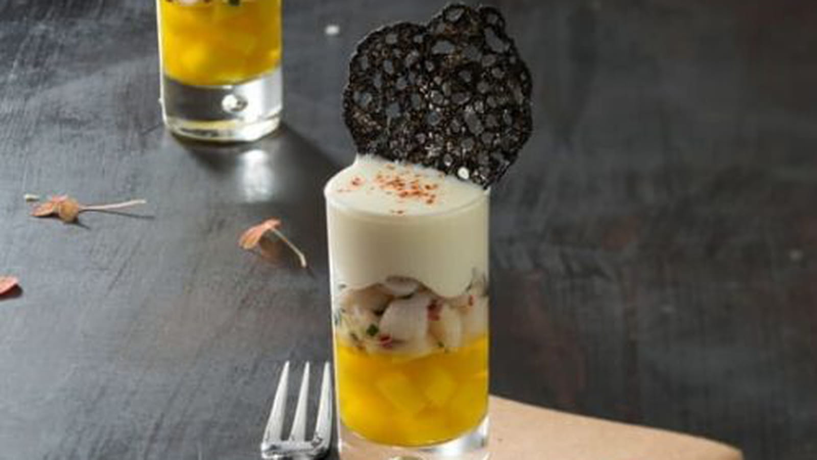 Verrine de mousseline de pommes de terre Pompadour, tartare de St Jacques et gelée safranée