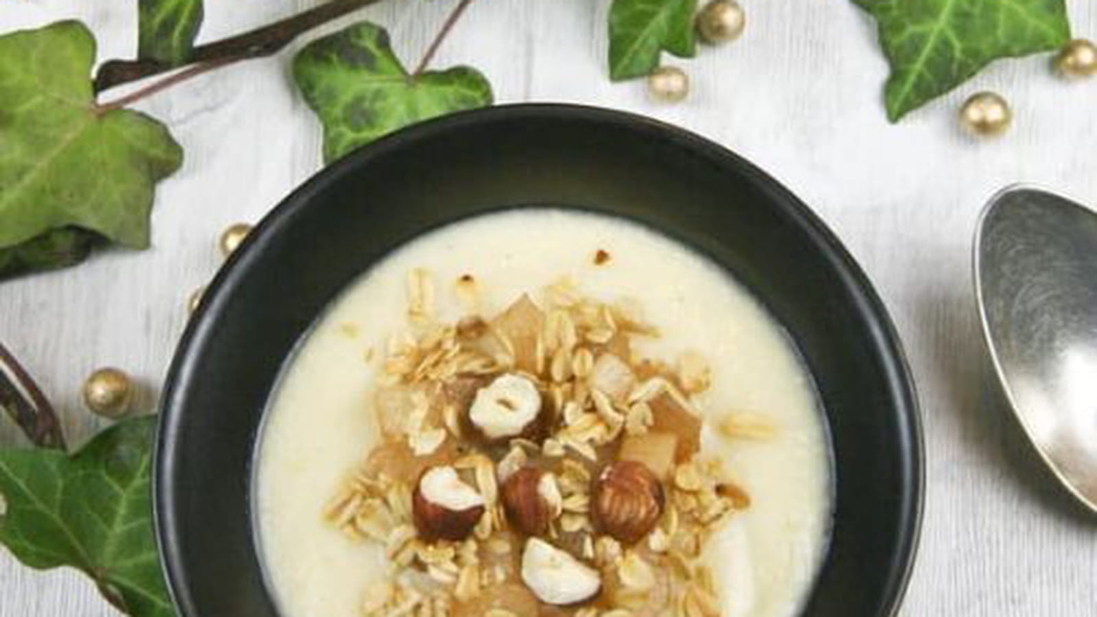 Velouté de panais à la poire et son granola salé