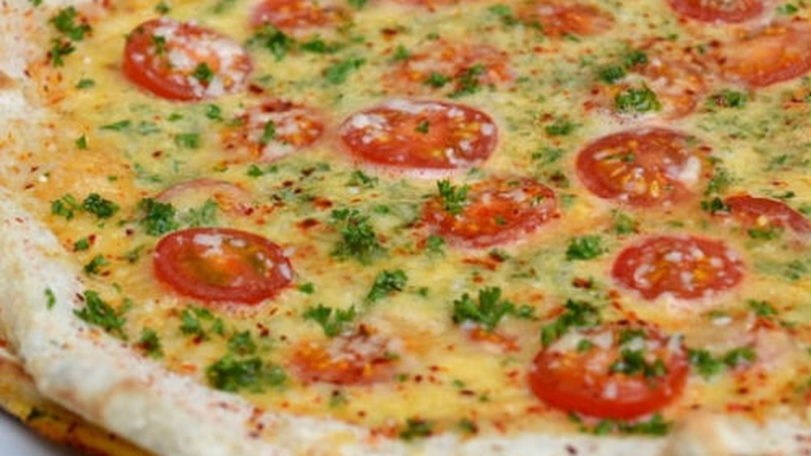 Omelette soleil aux tomates cerise, parmesan et piment d'Espelette