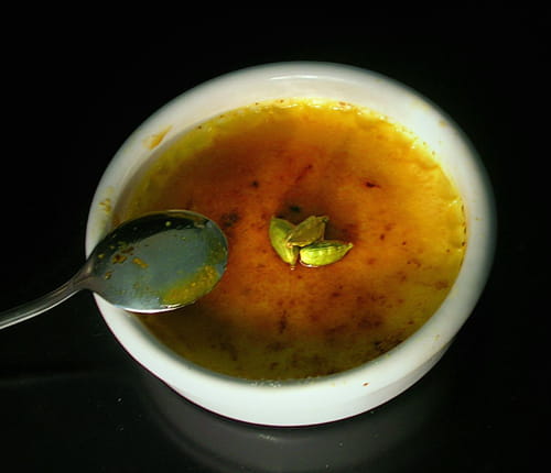 Crèmes brûlées au lait de coco, safran et cardamome