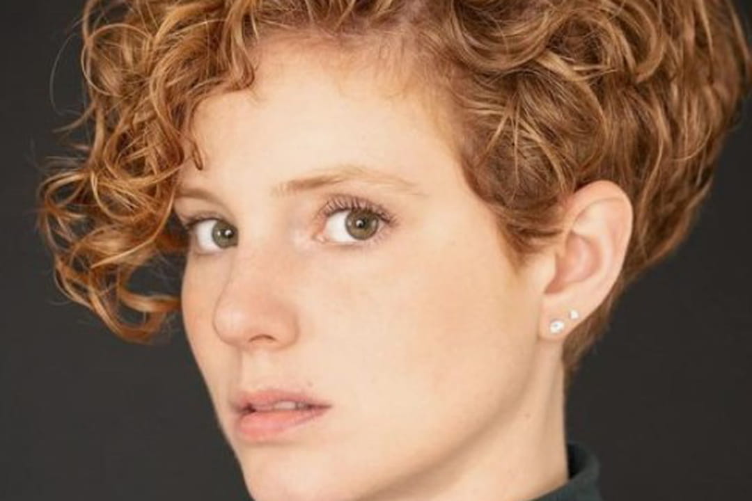 La coupe courte bouclée asymétrique