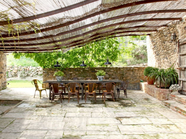 Une pergola de canisses ondul&eacute;e
