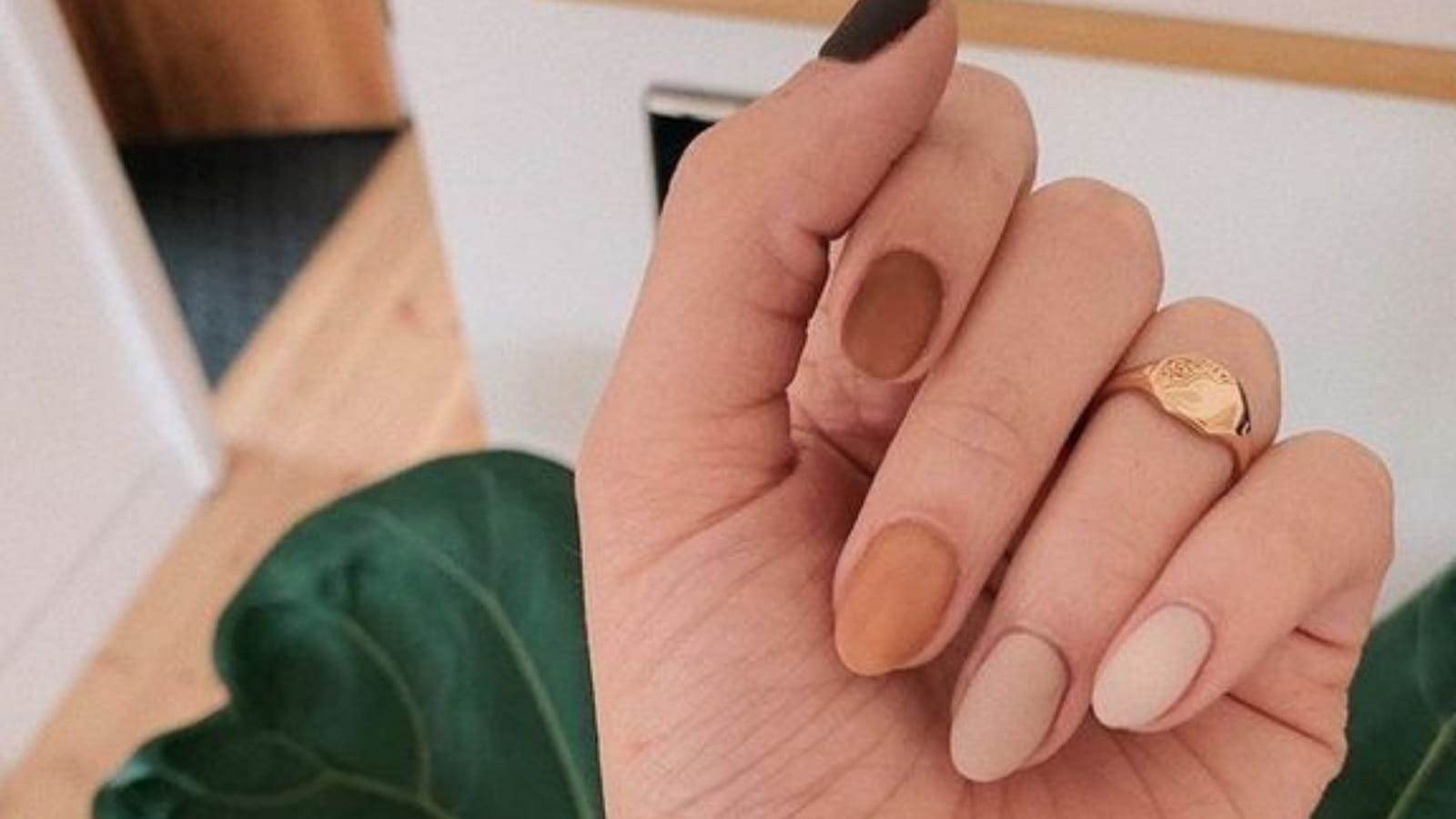 Une manucure avec un dégradé de couleurs nude