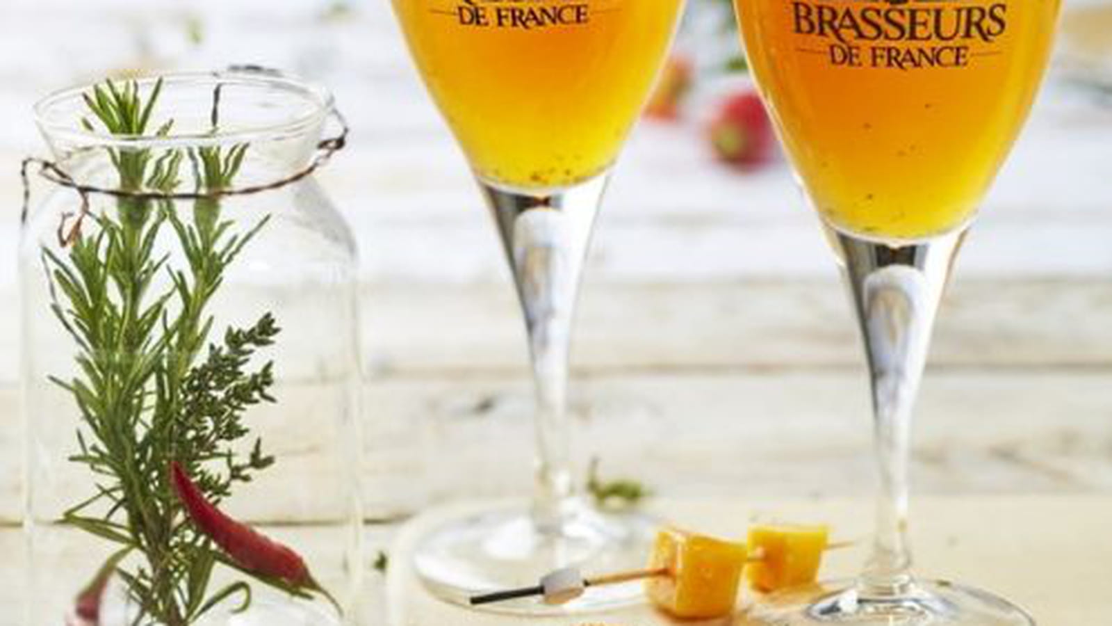 Cocktail de Bière de Printemps, mangue, romarin et piment