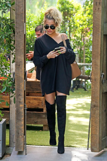 Khlo&eacute; Kardashian en pull oversize