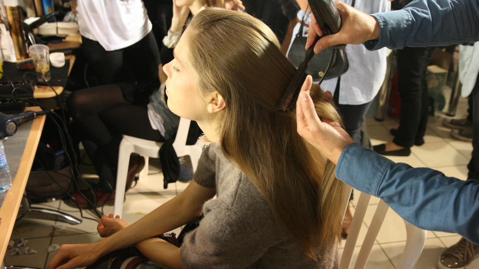 Backstage coiffure défilé Giambattista Valli : lissage sans faute
