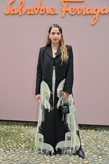 Ashley Benson en long manteau noir &agrave; franges
