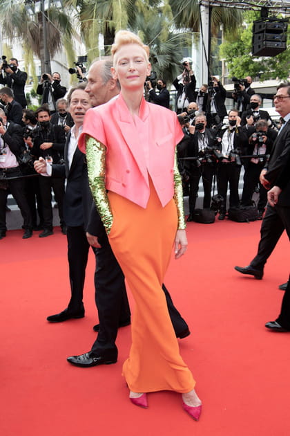 Tilda Swinton en look orange et rose Haider Ackermann