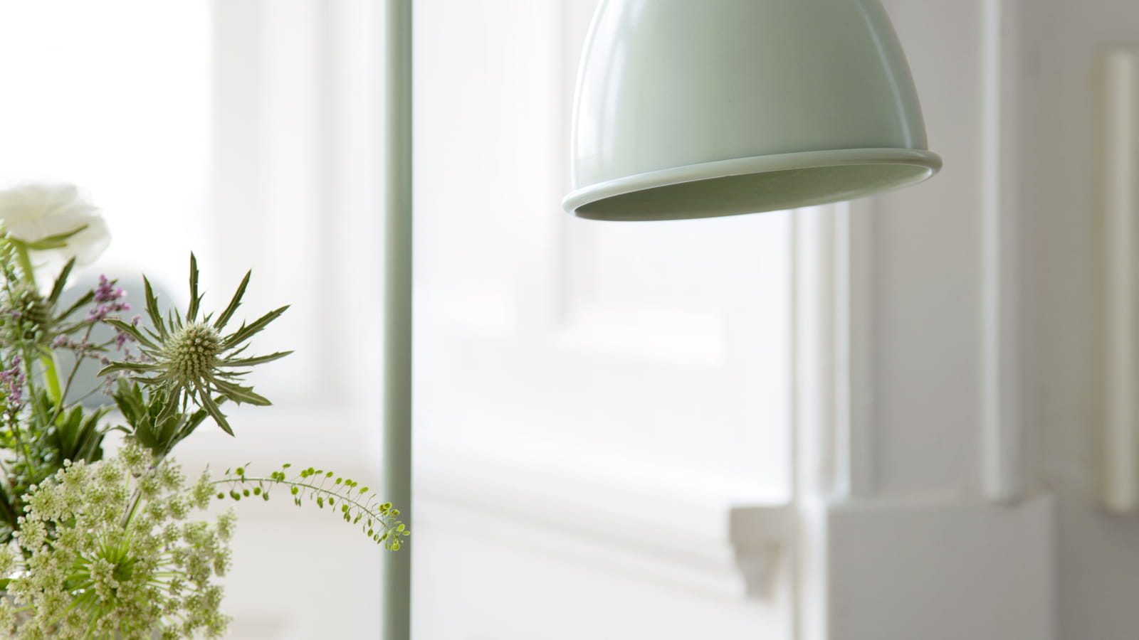 Lampe de table et tasse