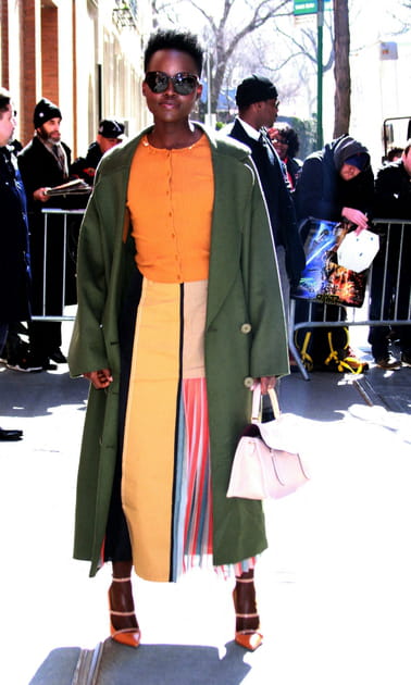 Lupita Nyong'o en manteau vert