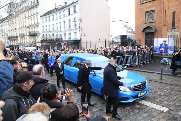 Le corbillard bleu-roi transportant le cercueil de Michou