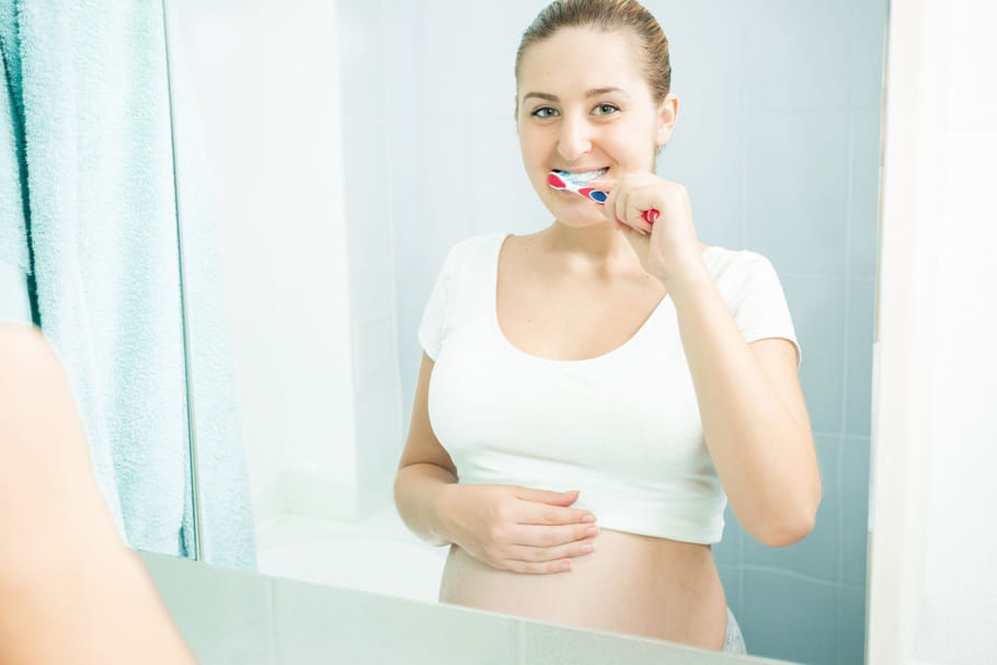Enceinte, mes gencives saignent au brossage