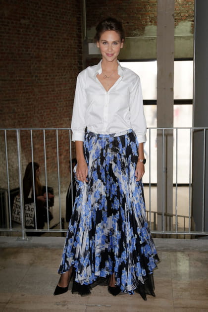 Ophélie Meunier en jupe bleue imprimée et chemise blanche