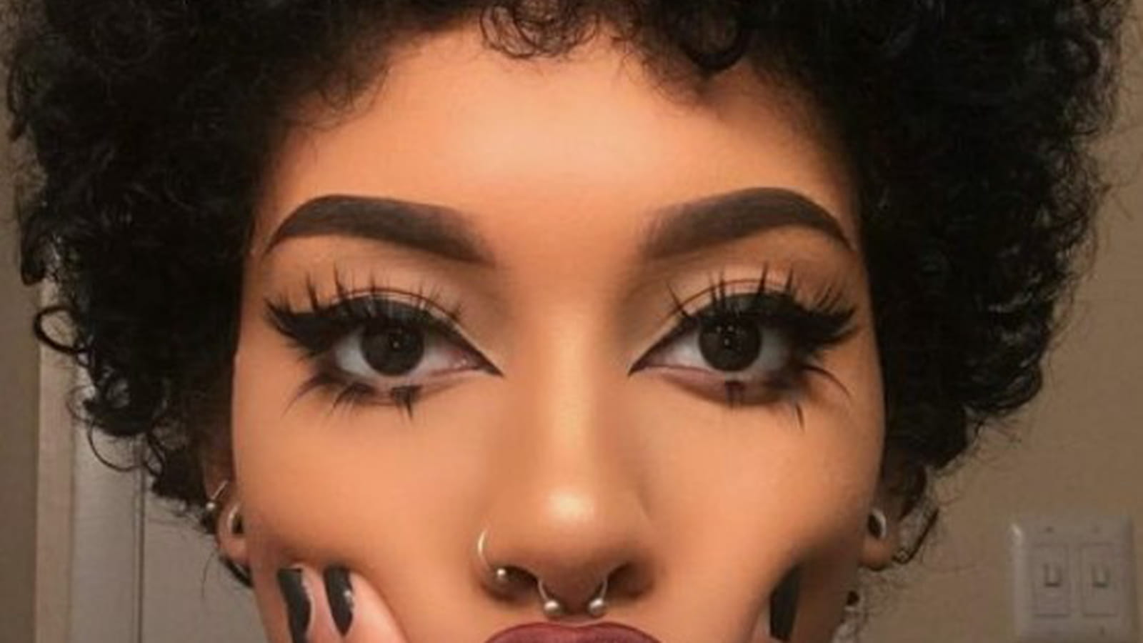 Maquillage gothique avec faux-cils délicats