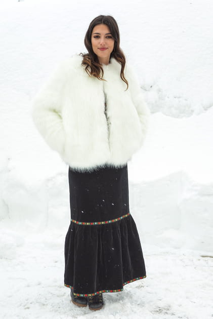Vanessa Guide en veste blanche en fourrure et jupe longue &eacute;vas&eacute;e