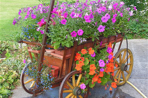 Une charrette tr&egrave;s fleurie