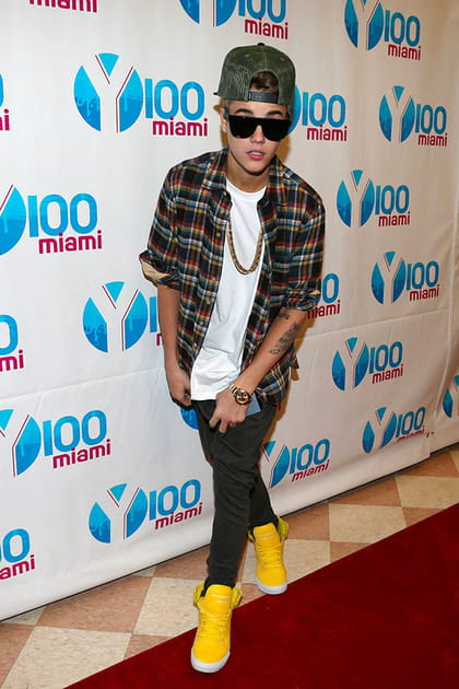 Justin Bieber en chemise à carreaux et baskets jaunes