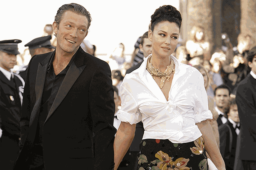 Monica Bellucci en chemise blanche et jupe noire  broderies dores