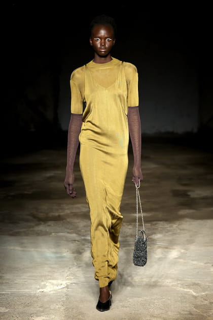 Slipdress et T-shirt jaune moutarde aper&ccedil;us sur le d&eacute;fil&eacute; Anteprima