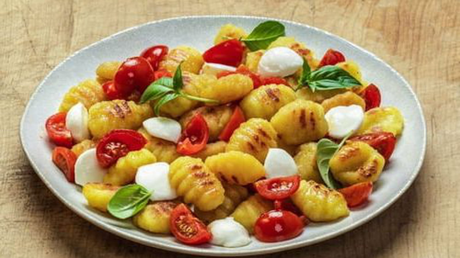 Gnocchi à poêler tradition avec tomates cerises, mozzarella fondue et basilic