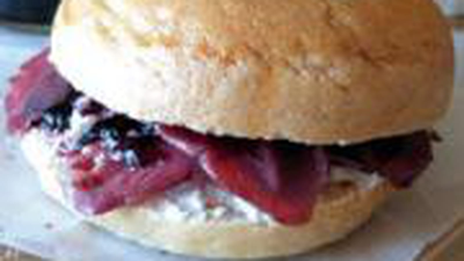 Bagel magret de canard, chèvre et cassis