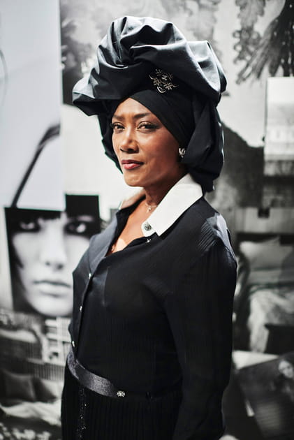 Khadja Nin en robe chemise au d&eacute;fil&eacute; Chanel printemps-&eacute;t&eacute; 2023