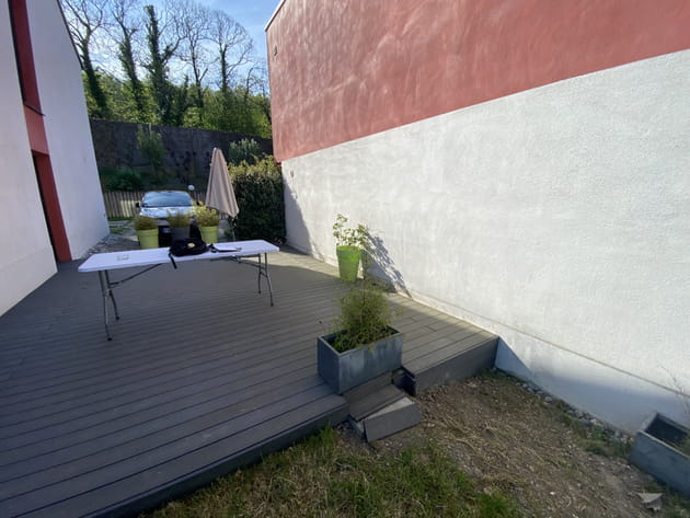 Avant : un grand mur de clôture qui bouchait la vue