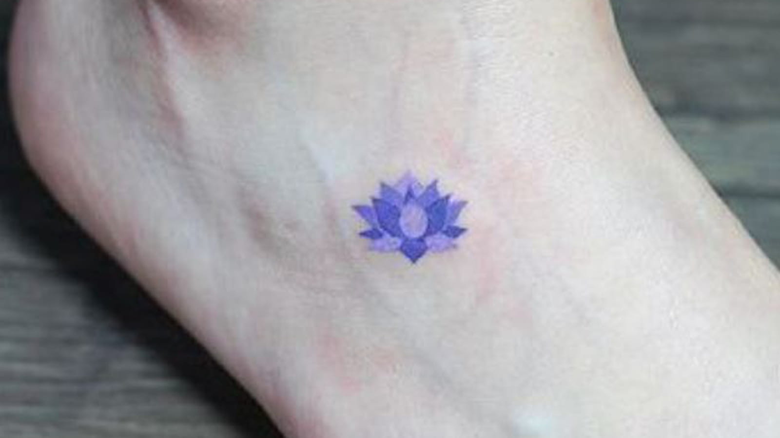 Fleur de lotus violette sur le pied