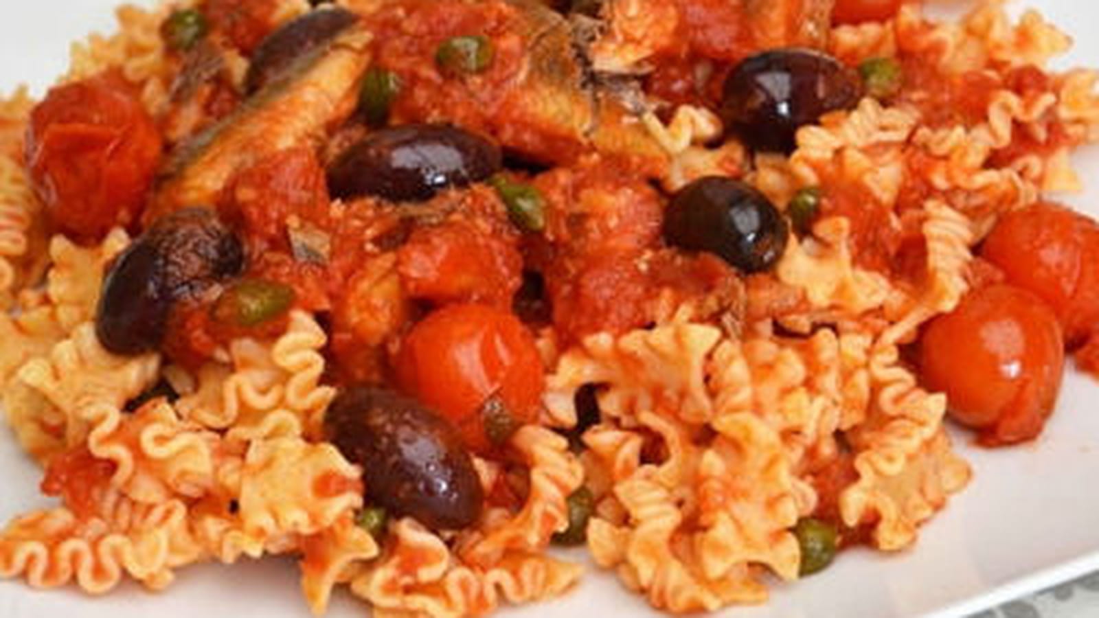 Pâtes "lasagnette" aux sardines portugaises, sauce aux tomates cerise, olives et câpres