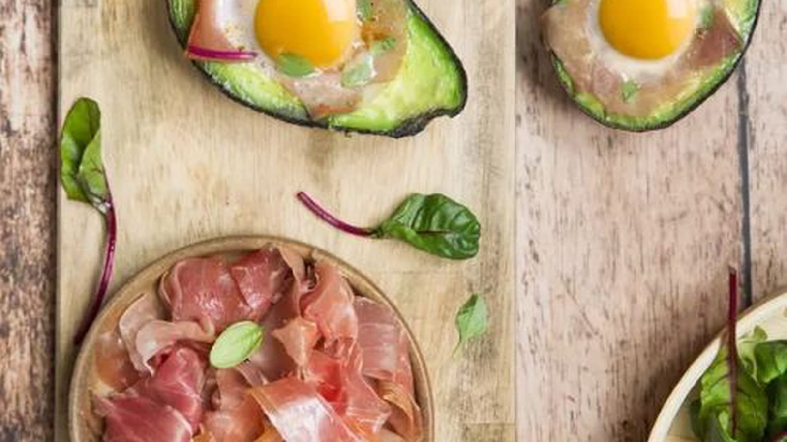 Œufs cocotte, avocat et jambon cru