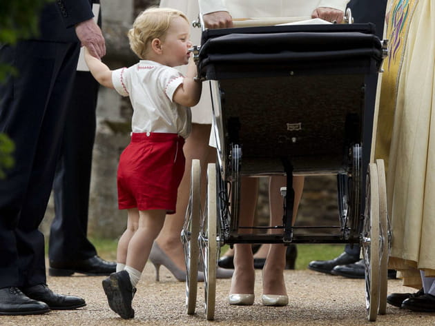 Grand frère curieux au baptême de sa sœur