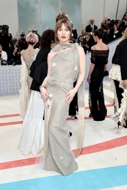 Ivy Getty en robe grise drap&eacute;e Maison Margiela