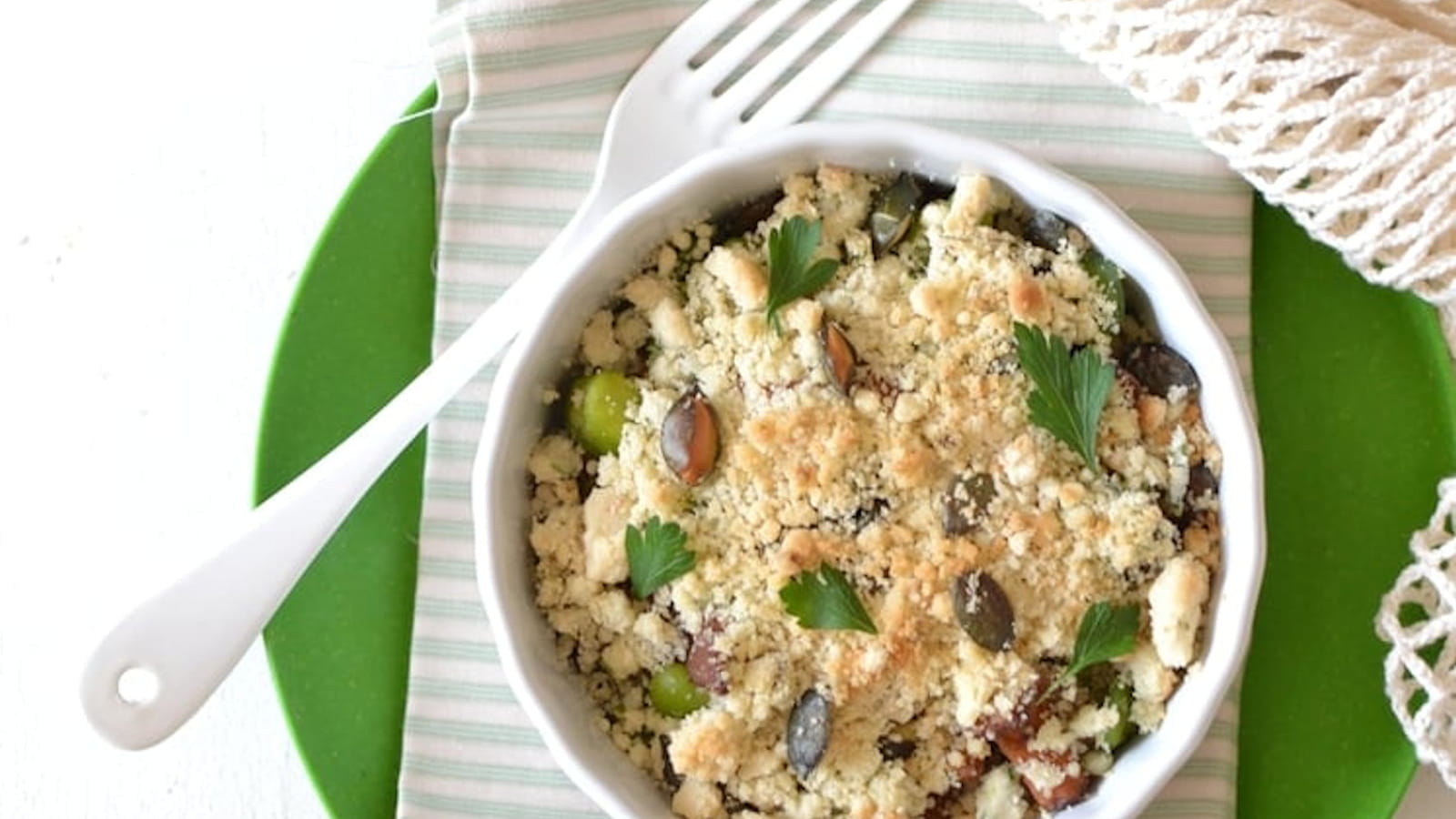 Crumble de champignons et fèves au "beurre" d'ail persillé